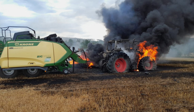 Na poli shořela technika za deset milionů. Hasiči vyhlásili druhý stupeň poplachu