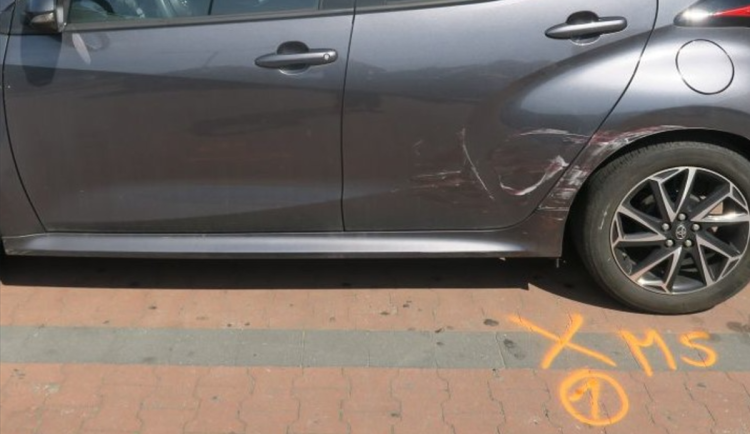 Řidič na parkovišti u Lidlu v Jablonci poškodil jiný vůz a ujel. Policie hledá svědky