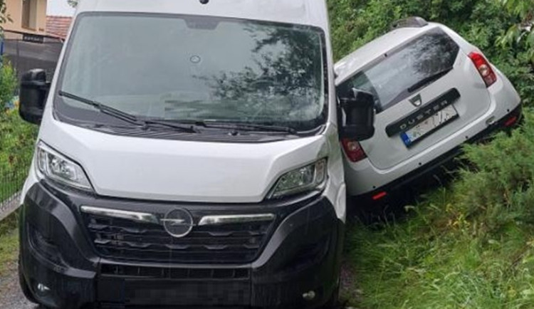 Řidič dacie se pokusil objet dodávku přes svah. Obě auta se do sebe zaklínila