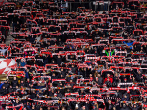 Slavia nesmí mít na úvod Ligy mistrů plný stadion, je to trest za rasismus fanoušků