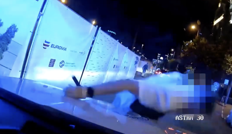 Cizinec koloběžku neubrzdil.