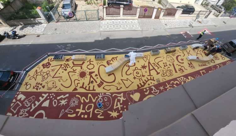 Před základní školou v Praze 5 vznikl bezpečný prostor. Ne každému se líbí