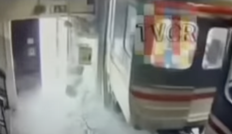 Vykolejený vagon narazil do stěny depa.