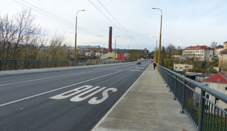 Tragédie v Jihlavě. Pod Brněnským mostem našla policie muže bez známek života