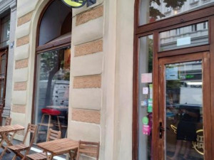 Přetékající odpad, maso v teple. Nebezpečný fastfood na Vinohradech na místě zavřeli