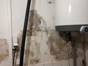 Přetékající odpad, maso v teple. Nebezpečný fastfood na Vinohradech na místě zavřeli