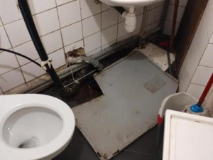 Přetékající odpad, maso v teple. Nebezpečný fastfood na Vinohradech na místě zavřeli