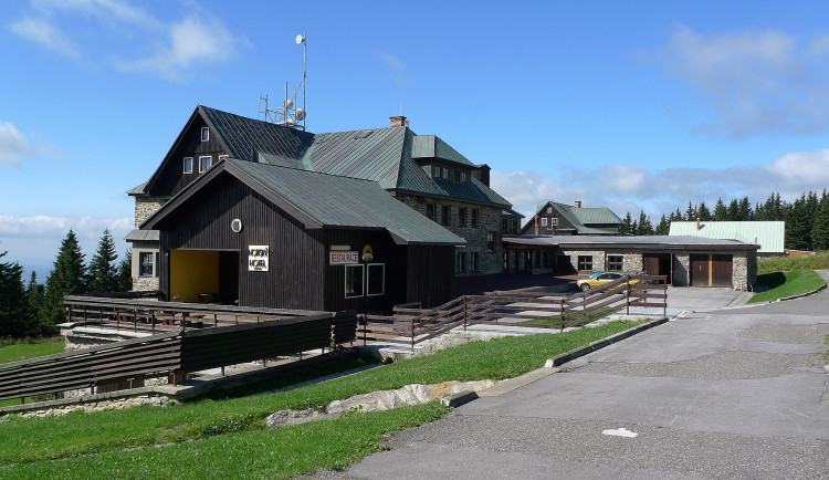 Chata je v Krkonoších.