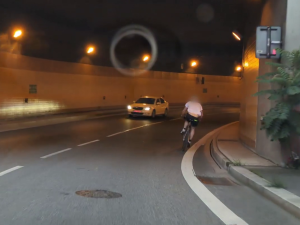 VIDEO: Zfetovaný cyklista ujížděl policistům tunelem Blanka v protisměru