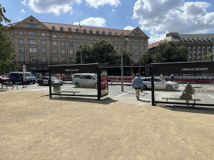 Místo cest vyšlapaných v trávě poušť. Lidé kritizují úpravu části Kulaťáku