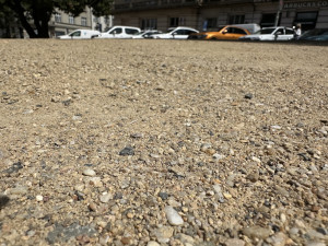 Místo cest vyšlapaných v trávě poušť. Lidé kritizují úpravu části Kulaťáku