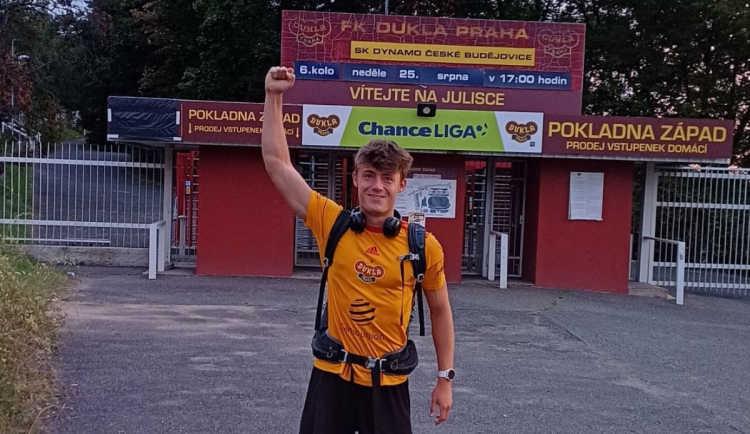 Fanoušek Dukly jde pěšky z Hradce do Karviné. Oslavuje tím postup do první ligy