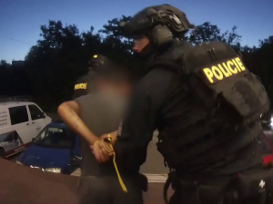 VIDEO: Mladíci znásilnili ženu u hlavního nádraží. Slíbili jí pomoc, pak zaútočili