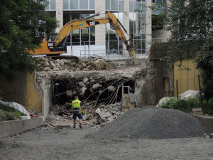 Začalo bourání podchodu u Muzea. Doprava z Legerovy ulice probíhá v tramvajovém pásu
