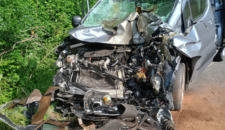 Na jedoucí auto na Bruntálsku spadl obráběcí stroj. Pro zraněné letěl vrtulník