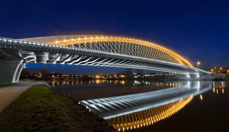 Tragická událost na Trojském mostě. Mladý muž spadl do kolejiště, následně zraněním podlehl