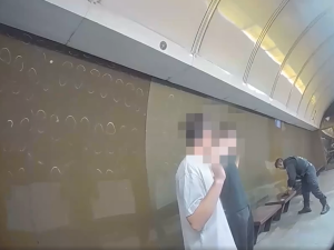 VIDEO: Mladíci manipulovali se zbraní v prostorech metra, zasahovala městská policie