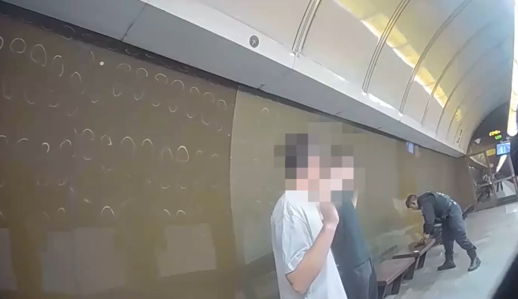 VIDEO: Mladíci do stanice metra přinesli střelnou zbraň