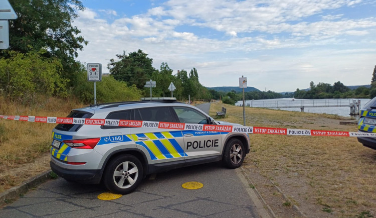 Policie uzavřela cyklostezku u Vltavy, objevili tam podezřelý předmět