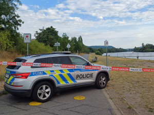 Policie uzavřela cyklostezku u Vltavy, objevili tam dělostřelecký granát
