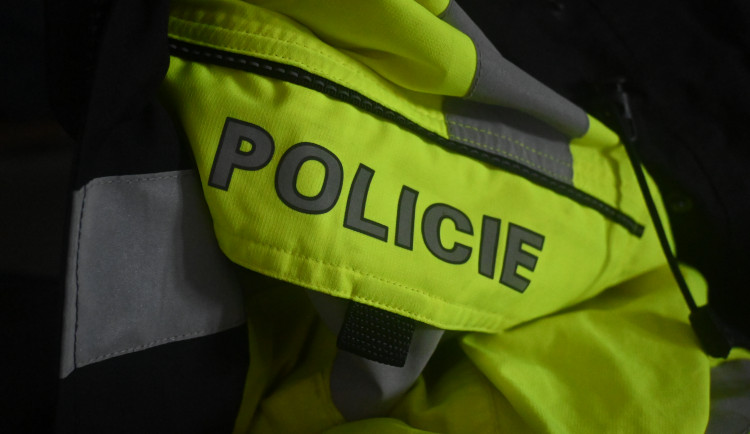 V Mariánských Lázních se zabarikádoval muž a hrozil sekerou, policie ho zadržela