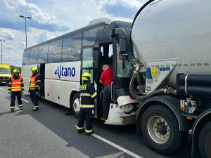 Na Pražském okruhu u letiště boural autobus s dětmi. Nehoda omezila dopravu