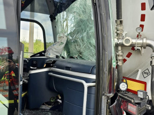 Na Pražském okruhu u letiště boural autobus s dětmi. Nehoda omezila dopravu