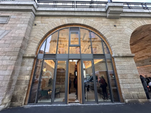 V oblouku Negrelliho viaduktu otevřeli prázdninovou knihovnu, nabízí komiksy i deskovky