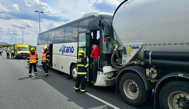 Autobus převážel děti.