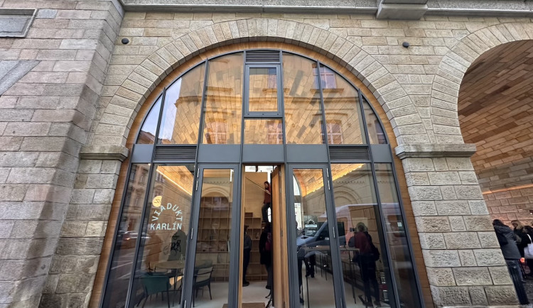 V oblouku Negrelliho viaduktu otevřeli prázdninovou knihovnu