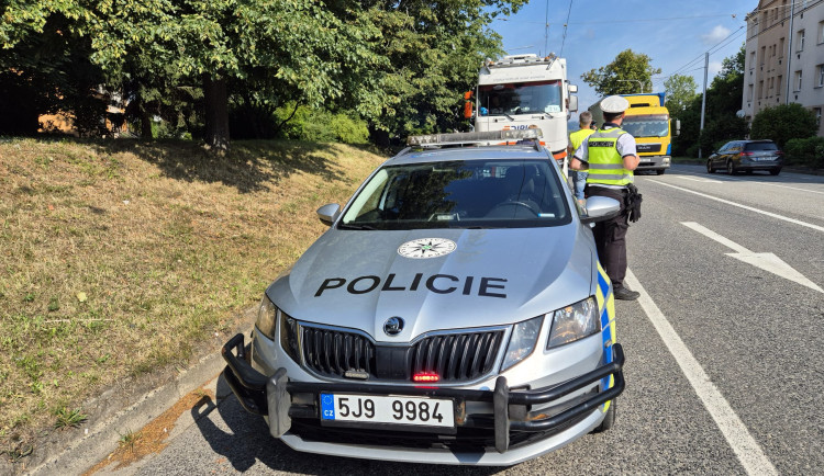 FOTO: Jihlavou projíždí kamiony, i když nesmí. Denně padají desítky pokut