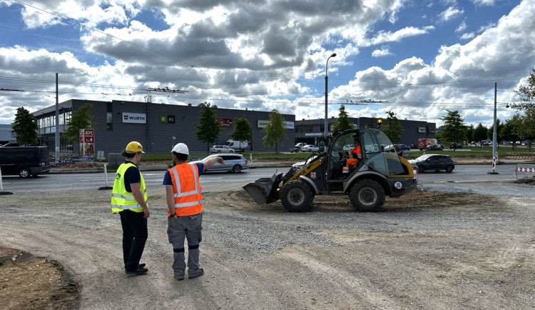 Přestavba obřího kruháče u Makra se protáhne o měsíc, město zpoždění odmítá a chce, aby firma zamakala