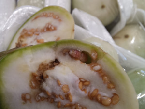 Ovoce z exotiky? Spolu s ním se do Česka dostávají destruktivní škůdci