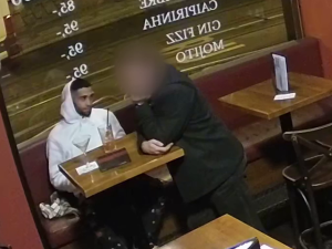 VIDEO: Muže přepadli a okradli ve smíchovském parku. Po útočníkovi pátrá policie