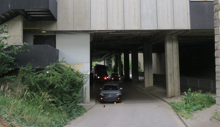 Policie hledá svědka nehody. Měl tmavé delší vlasy a černé SUV Škoda