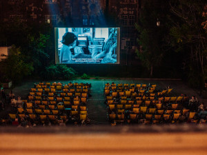Kasárna Karlín opět otevřou letní kino, kvůli hluku ale půjde zvuk do sluchátek