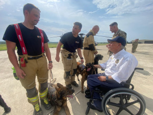 VIDEO: V Texasu pomáhají i hasiči z Prahy. Práci jim ztěžují jedovatí hadi i déšť
