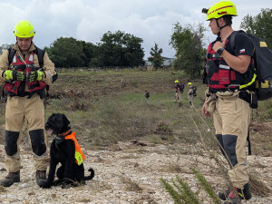 VIDEO: V Texasu pomáhají i hasiči z Prahy. Práci jim ztěžují jedovatí hadi i déšť