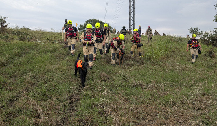 VIDEO: V Texasu pomáhají i hasiči z Prahy. Práci jim ztěžují jedovatí hadi i déšť