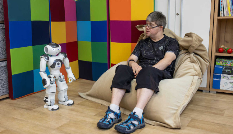 Hendikepovaným lidem v Jablonci pomáhá robot. Komunikuje, cvičí i vyhodnocuje