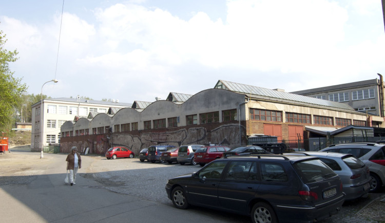 Na univerzitě v Liberci rozebírají stavbaři bývalé dílny, bude tam nová budova