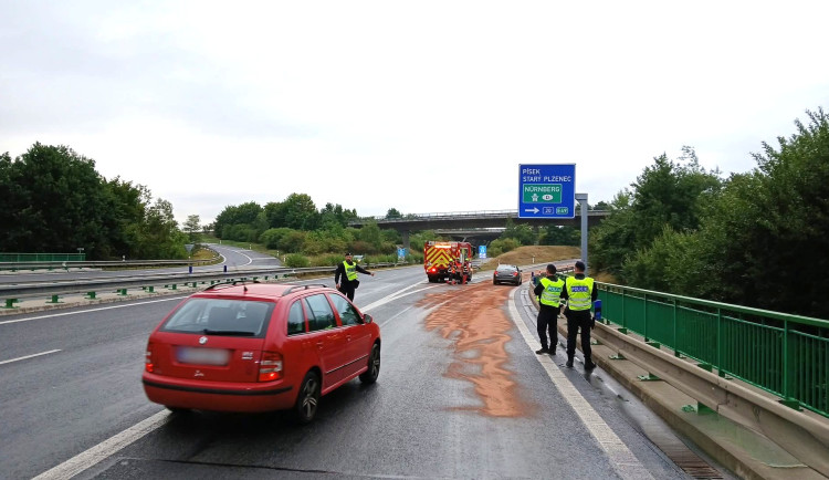 Pět nehod už způsobil rozsáhlý a nebezpečný únik nafty v zátočině na sjezdu z dálnice D5