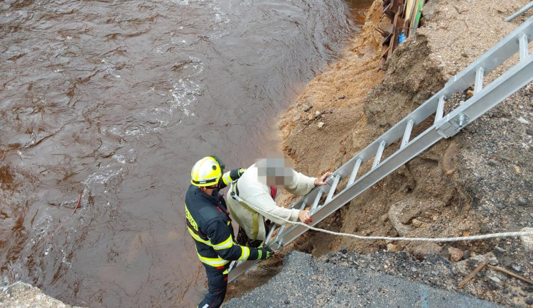 Žena spadla do hlubokého koryta Smědé i se psem. Ven jim pomohli hasiči