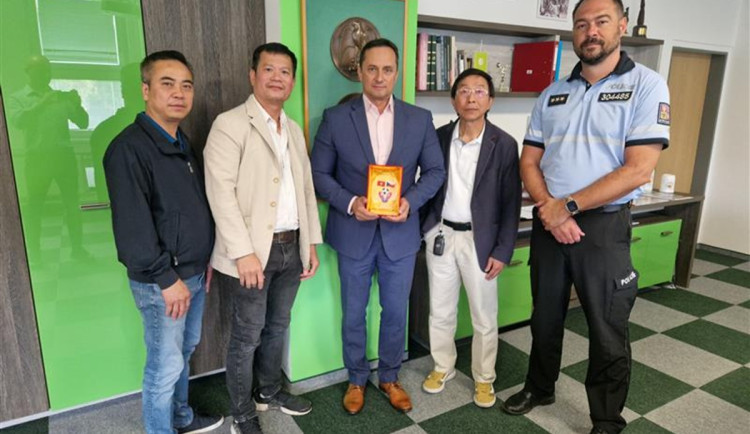 Policisté opět hráli fotbal proti vietnamské komunitě. Bylo to pro dobrou věc