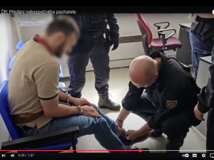 Rusa zadrženého v Praze vydali do Německa. Na letišti ho odhalili díky otiskům prstů