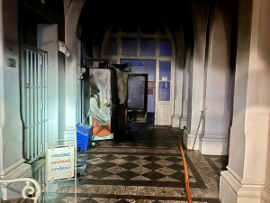 Noční drama U Apolináře. Hořel automat na kávu, nejen novorozenci museli pryč