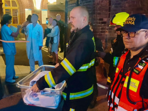 Noční drama U Apolináře. Hořel automat na kávu, nejen novorozenci museli pryč