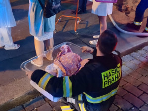 Noční drama U Apolináře. Hořel automat na kávu, nejen novorozenci museli pryč