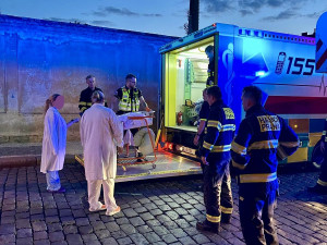 Noční drama U Apolináře. Hořel automat na kávu, nejen novorozenci museli pryč