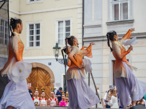 Hudba, tanec a barvy. Prahou prošel mezinárodní průvod folklorních souborů